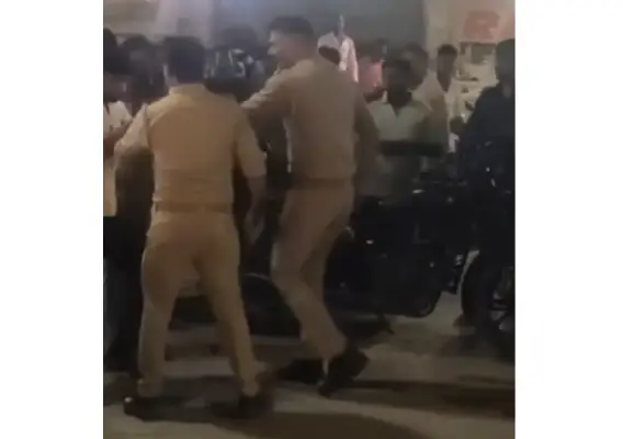 Ambedkar Nagar News: रामलीला देखने गए युवक की पुलिसकर्मियों ने की पिटाई, जांच शुरू